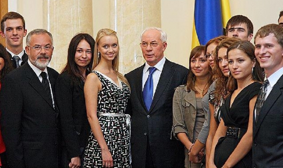 У центрі в сірому платті Анна Лакарова з міністрами Табачником і Азаровим