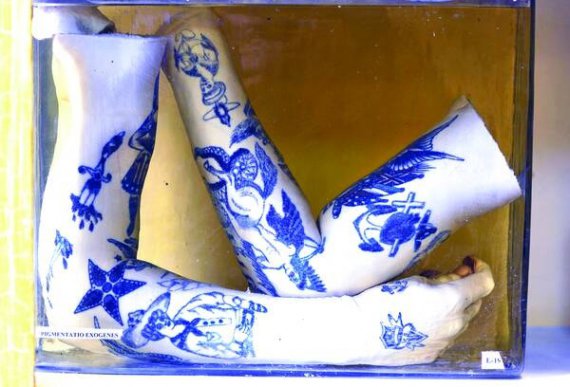 Руки моряка кінця XVIII століття, вкриті кольоровими татуюваннями, які у ті часи були великою рідкістю