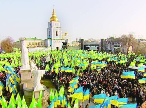 Понад десять тисяч людей стоять на Михайлівській площі в Києві 3 грудня. Прийшли висловитися проти дій чинного президента Віктора Януковича