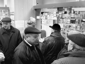 В аптеці № 198 у Черкасах біля каси стоїть 15 людей. Чорнобильці прийшли отримувати безкоштовні ліки
