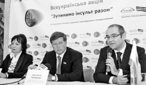Голова представництва компанії ”Nycomed: a Тakeda Company” в Україні Євген Заїка (праворуч) розповів про початок акції ”Зупинимо інсульт разом”