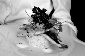У столичному ресторані ”Лаченто” ризотто готують із трюфельною пастою та вершками. Подають із філе риби дорадо та салатним листям