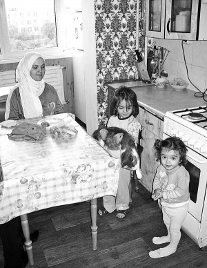 Черкаска Інна Левченко з доньками Дуа (праворуч) і Фатмою на кухні у квартирі родичів. 12 років тому вона виїхала у сирійське місто Хомс до чоловіка Бадра