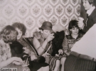 На святкування нового 1985 року Микола Жулинський переодягнувся повією. Поруч сидять Ліна Костенко з дочкою Оксаною