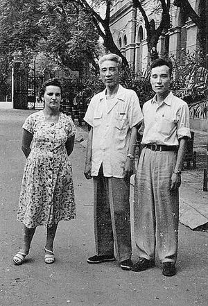 Лікар Варвара Лабзіна разом зі своїми колегами у Китаї у 1960 році. Вона рік стажувалася у китайського професора, який займався голкотерапією