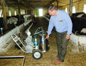 Семен Харчук із села Грушківці Калинівського району на своїй міні-фермі показує доїльний апарат, який випускає Брацлавський завод. Придбав його восени цього року. До того доїли з дружиною 20 корів вручну