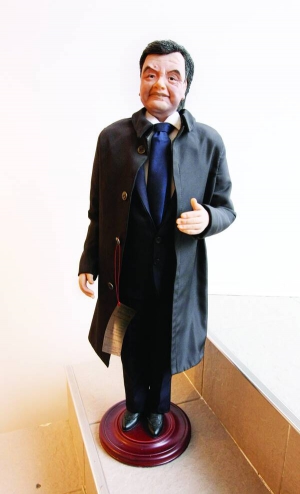 Харківська художниця Олена Кроповинська виготовила ляльку Президент торік в одиничному екземплярі. Вона коштує 900 євро