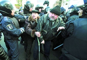 Київ, 29 листопада. ”Беркутівці” перегороджують дорогу чорнобильцям, які вийшли на акції протесту біля будівлі Кабміну в Києві. Виступали проти ініціативи влади урізати їм соціальні виплати