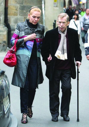 Екс-президент Чехії Вацлав Гавел разом з дружиною актрисою Дагмар Вешкрновою торік на Вацлавській площі в Празі. Вони побралися у 1997 році. До того Вацлав 32 роки жив у шлюбі з Ольгою Шплихаловою