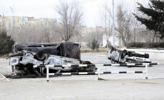 Спалені автівки лежать на вулиці міста Жанаозен на заході Казахстану. Президент країни Нурсултан Назарбаєв запровадив у місті 20-денний надзвичайний стан