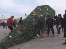 Протестувальники б’ють ногами повалену новорічну ялинку в центрі казахського міста Жанаозен. Повстання почалося з того, що люди повністю розгромили святкові декорації з нагоди 20-річчя незалежності Казахстану