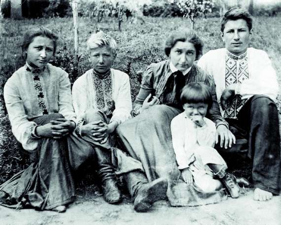 Діти Євгена Чикаленка, зліва направо: Вікторія, Петрусь, Ганна, Івашко, Левко. Кононівка на Полтавщині, 1905 рік
