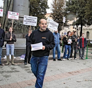 Ілля БУДРАЙТСКІС, 30 років. Народився і живе у Москві. Активіст Російського соціалістичного руху. 2002-го закінчив Російський державний гуманітарний університет. Викладає історію в одній із московських шкіл. Політичним активізмом займається з 1997 року. Член редколегіъ &quot;Художнього журналу&quot; та російської версії журналу &quot;Політична критика&quot;, колумніст сайта Openspace.ru. Неодружений