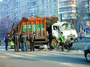 30 березня 2010 року о 6.30 на перехресті Островського — 50-річчя Перемоги у Вінниці зіштовхнулися сміттєвоз із рейсовим автобусом Сокиринці — Вінниця. Травмувалося 19 людей