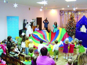 У Черкаському обласному будинку дитини київські актори граються з вихованцями у гру ”Море хвилюється”. Діти тримають у руках кольорову тканину та імітують морські хвилі