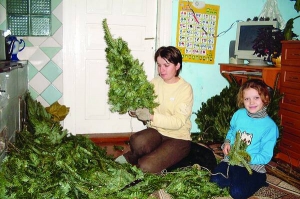 Олена Копиняк із села Головецько Старосамбірського району в’яже удома декоративні ялинки з хвойних гілок на продаж. За вечір робить десять штук. Їй допомагає донька Поліна