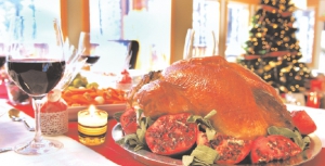 Курку на новорічний стіл кухарі радять запікати цілою або тушкувати шматками. Подають з овочами та локшиною