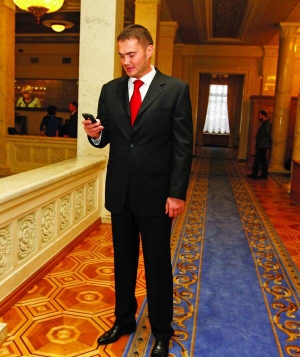 Син президента, нардеп-”регіонал” Віктор Янукович стоїть у кулуарах Верховної Ради 22 грудня. Дзвонить своєму помічнику, аби той приніс грошей