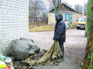 Майстер комунального підприємства ”Дирекція парків” показує голову від пам’ятника Леніну в парку Перемоги у Черкасах. Вона відпала під час демонтажу