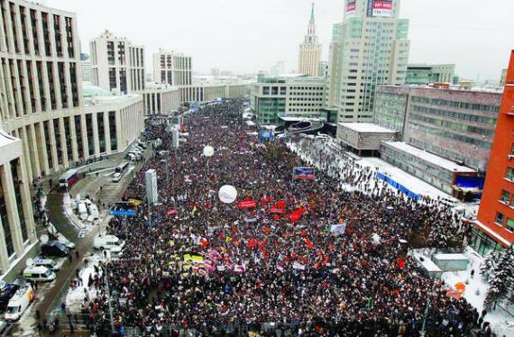 Росіяни протестують на проспекті Академіка Сахарова у Москві 24 грудня. Десятки тисяч людей вимагали скасувати результати парламентських виборів, які відбулися 4 грудня