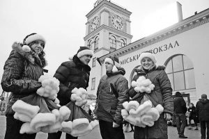 Молодь продає шапки Дідів Морозів біля київського залізничного вокзалу. Одна коштує 25 гривень. Кажуть, приїжджі купують більше, ніж ті, хто від’їжджає зі столиці