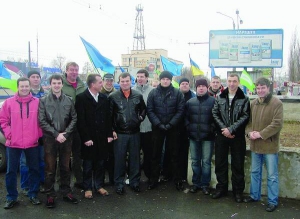 Представники Полтавського міського осередку партії ”Фронт змін” під час автопробігу