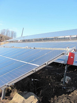 Сонячні батареї встановили поблизу Гордашівської гідроелектростанції у Тальнівському районі. Вони компенсуватимуть недобір електрики, що виробляє гідроелектростанція