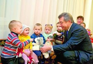 Сергій Тулуб дарує іграшки вихованцям Черкаського дитячого будинку для дітей дошкільного та молодшого шкільного віку. Побував там перед Новим роком