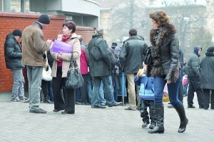 Біля Генерального консульства Польщі у Львові на вулиці Франка, 108 стоять близько 40 людей. Чекають, коли підійде їх час для здачі документів. Посередники підходять до них, пропонують допомогти оформити документи