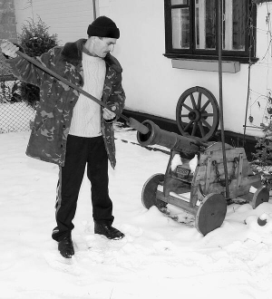 Андрій Яремчук чистить дуло саморобної гармати в себе на обійсті в райцентрі Костопіль на Рівненщині. Майстрував її за кресленнями з інтернету. Каже, з таких стріляли на іспанських галерах у XV столітті