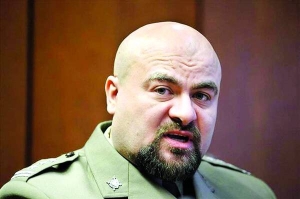 Польський військовий прокурор Міколай Пшибил спілкується з журналістами за кілька хвилин до невдалої спроби самогубства. Він вирішив покінчити із собою через підозру в перевищенні повноважень