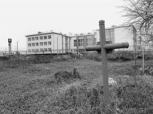 Могила на занедбаному кладовищі перед новою школою у селищі Томашпіль на Вінниччині. Коли будували заклад, інші зрівняли із землею бульдозерами