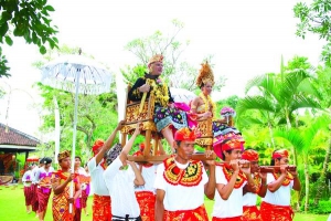 Вінничани Антон та Валентина Куліші під час ”королівської” весільної церемонії на острові Балі. Вбрані у традиційні шлюбні костюми