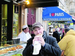 Начальник відділу у справах молоді та туризму Вінницької міськради Руслан Анфілов їсть бутерброд за два євро у Парижі. Щороку після новорічних свят бере два тижні відпустки. Торік літав у Париж із Кракова за 11 євро