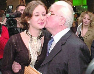 Леонід Кравчук, перший президент України, цілує в щоку онуку Марію. Свій день народження політик не святкуватиме до 80-річного ювілею