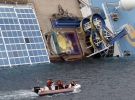 Рятувальники перевіряють приміщення затонулого лайнера ”Коста Конкордія” в пошуках зниклих безвісти пасажирів і членів екіпажу. В аварії загинули шестеро, останнє тіло знайшли в понеділок