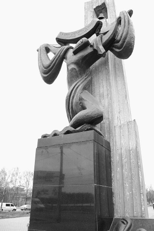 Пам’ятник жертвам чорнобильської трагедії стоїть навпроти міського парку в Хмельницькому. На його зведення витратили понад 700 тисяч гривень