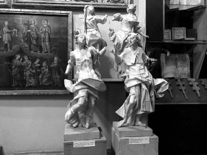 Алегоричні постаті Мужності (ліворуч) і святого Товія, які зробив скульптор Іван Георгій Пінзель, уперше демонструють публіці в Тернопільському краєзнавчому музеї. Ці та інші роботи показуватимуть до кінця січня