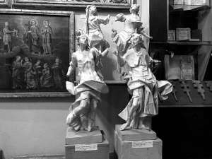 Алегоричні постаті Мужності (ліворуч) і святого Товія, які зробив скульптор Іван Георгій Пінзель, уперше демонструють публіці в Тернопільському краєзнавчому музеї. Ці та інші роботи показуватимуть до кінця січня