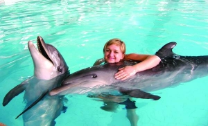 Юлія Саленко з міста Хмільник на Вінниччині плаває з дельфінами у санаторії ”Поділля”. За сеанс заплатила 300 гривень