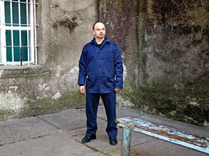 Андор ЛУК'ЯНЧЕНКО, 42 роки. Народився в закарпатському місті Хуст. У дитинстві з батьками переїхав до Києва. Закінчив Інститут фізкультури, займався сучасним п'ятиборством. 1994-го в складі спортивної групи був в Угорщині. Ввечері в ресторані побився з місцевим жителем. Потрапив до в'язниці на 13 років. 2003-го втік. Рік жив у Празі. Там дружина народила йому молодшу доньку. Коли Лук'янченка упіймали, до строку додали ще п'ять років. 2005-го екстрадували до України. Тут Верховний Суд перекваліфікував його термін у довічне ув'язнення, оскільки Кримінальний кодекс не передбачає терміну ув'язнення 18 років.Покарання відбуває в Ужгороді. За цей час вивчив італійську та англійську мови. Вивчає іспанську. Грає в шахи сам із собою, читає художню, філософську та богословську літературу. У Києві живуть його дружина Ірина та доньки Маргарита та Єлизавета. Батьків не бачив 18 років
