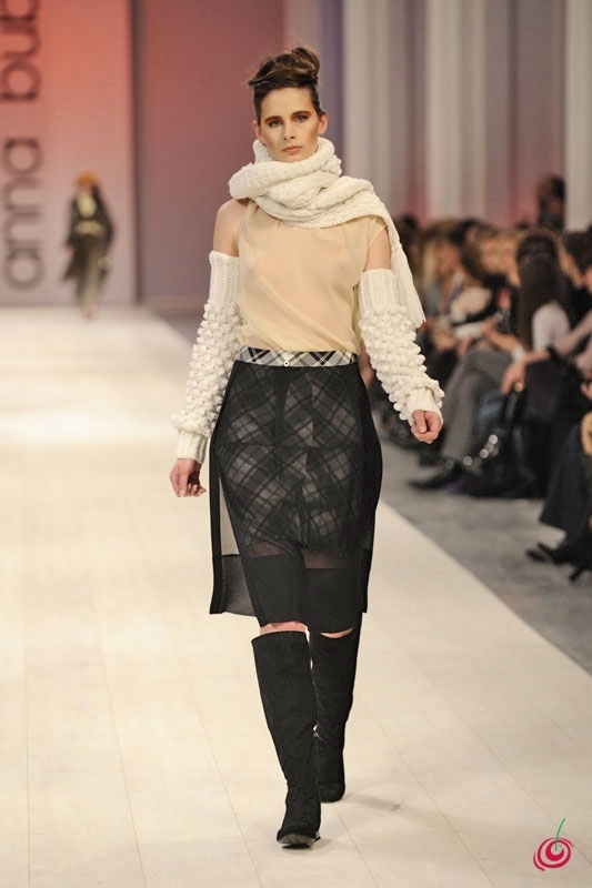 Модель демонструє вбрання з колекції Анни Бублік, осінь-зима 2011/2012