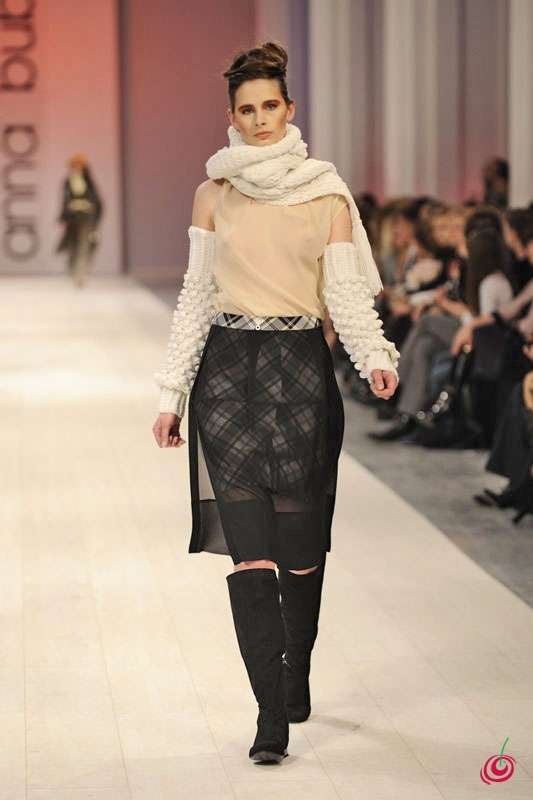 Модель демонстрирует одежду из коллекции Анны Бублик, осень-зима 2011/2012