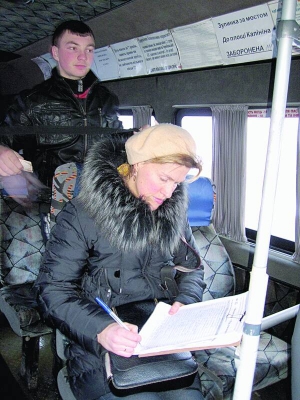 Жителька вінницького мікрорайону Старе місто на кінцевій зупинці Педучилище підписується проти скорочення маршруту №21