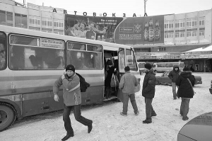 До автовокзалу на вулиці Стрийській під’їжджає автобус Львів — Хмільник. Водій висаджує пасажирів неподалік платформ та їде на стоянку чекати наступного рейсу