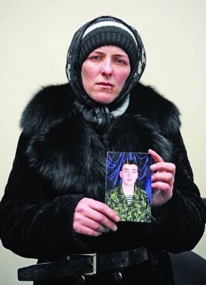 Сумчанка Валентина Ходакова тримає портрет загиблого чоловіка Олексія