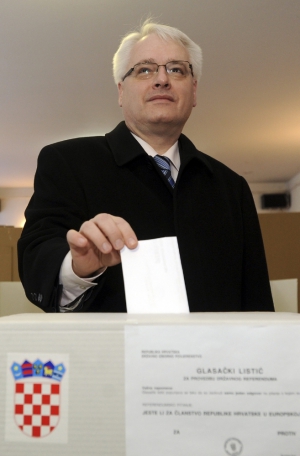Президент Хорватии Иво Йосипович голосует на референдуме. В случае положительного результата страна станет 28-м членом ЕСрезультата страна станет 28-м членом ЕС