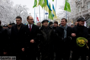 Главные оппозиционеры во время совместного шествия в День Соборности 22 января 2012