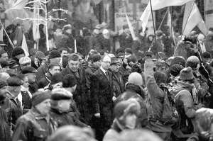 Лідери опозиційних партій йдуть на мітинг з нагоди Дня соборності на столичній Софійській площі. У центрі  —  лідер ”Фронту змін” Арсеній Яценюк. Праворуч —  заступник лідера ”Батьківщини” Олександр Турчинов, ліворуч — голова Всеукраїнського об'єднання ”Свобода” Олег Тягнибок, лідер партії ”За Україну!” В’ячеслав Кириленко, лідер Народного руху України Борис Тарасюк, голова Української соціал-демократичної партії Наталія Королевська