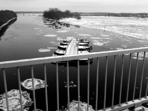 Половина понтонного мосту, яку зірвало льодом біля міста Новгород-Сіверський на Чернігівщині, пропливла Десною 30 кілометрів